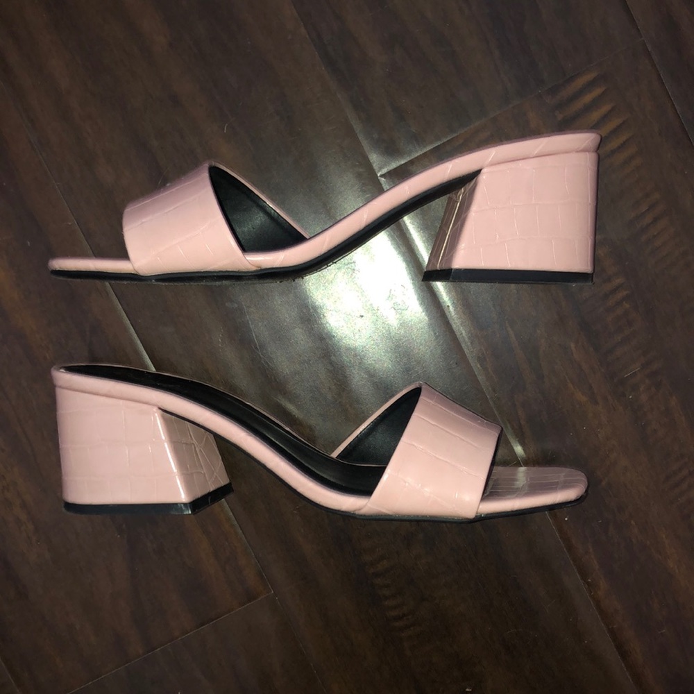 Trendy mules pale pink crocodile